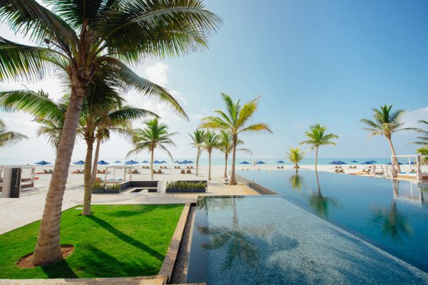 Al-Baleed-Resort-Salalah-By-Anantara-Infinity-Pool-Palmen-Oman